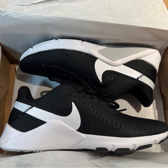 (New) Nike Legend Essential 2 Athletic Women's Training Shoes - Picture 2 of 7